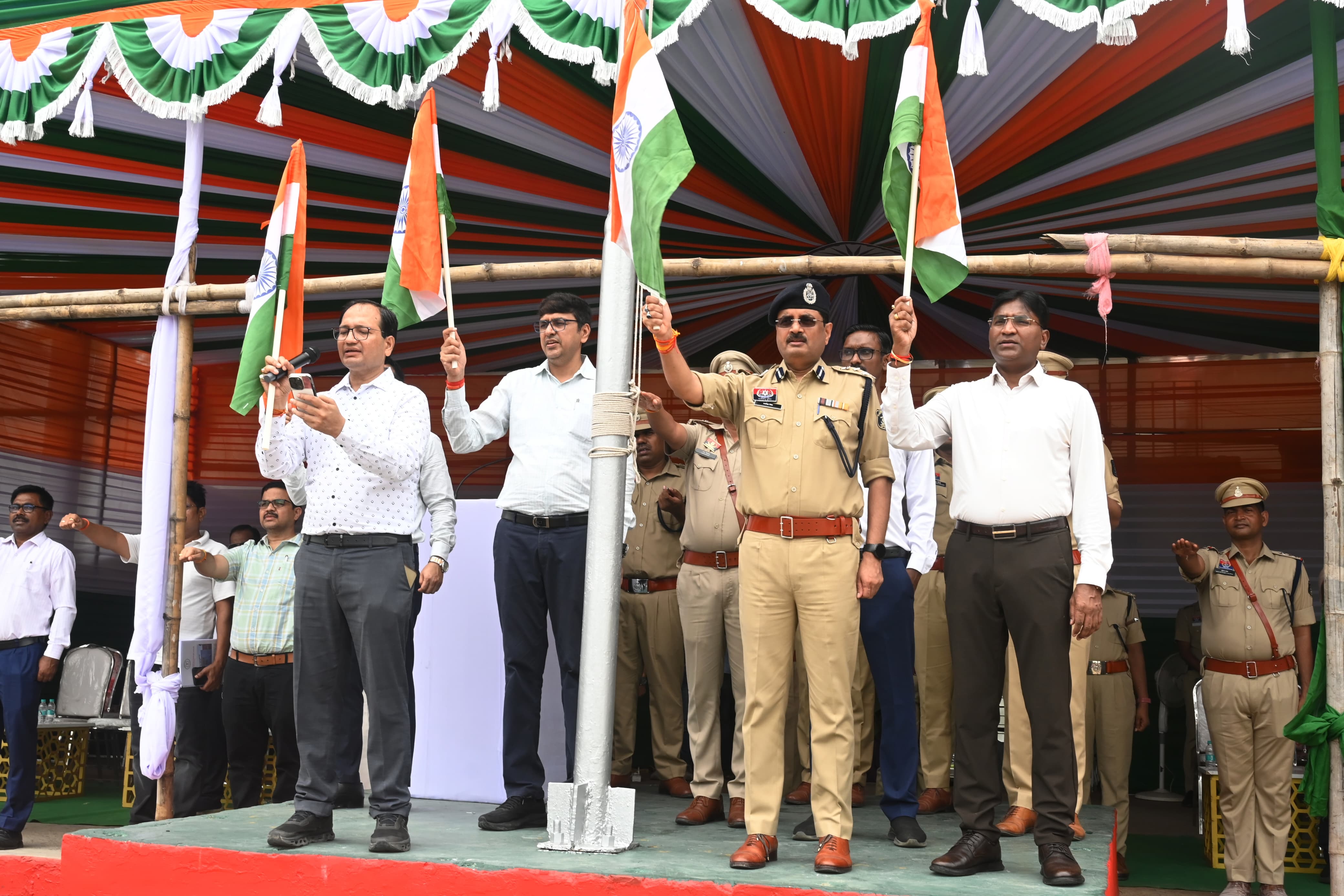 पुलिस परेड ग्राउंड में कलेक्टर-एसएसपी ने स्कूली बच्चों को दिलाई तिरंगा शपथ