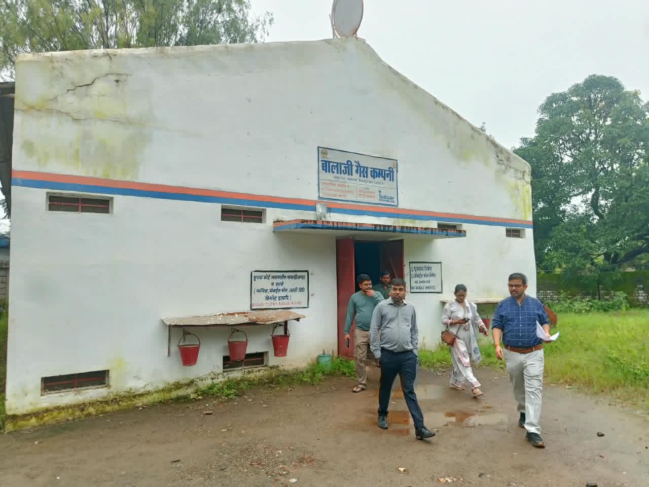 बालाजी गैस एजेंसी में बड़ी कार्रवाई, 412 भरे सिलेंडर कम मिले