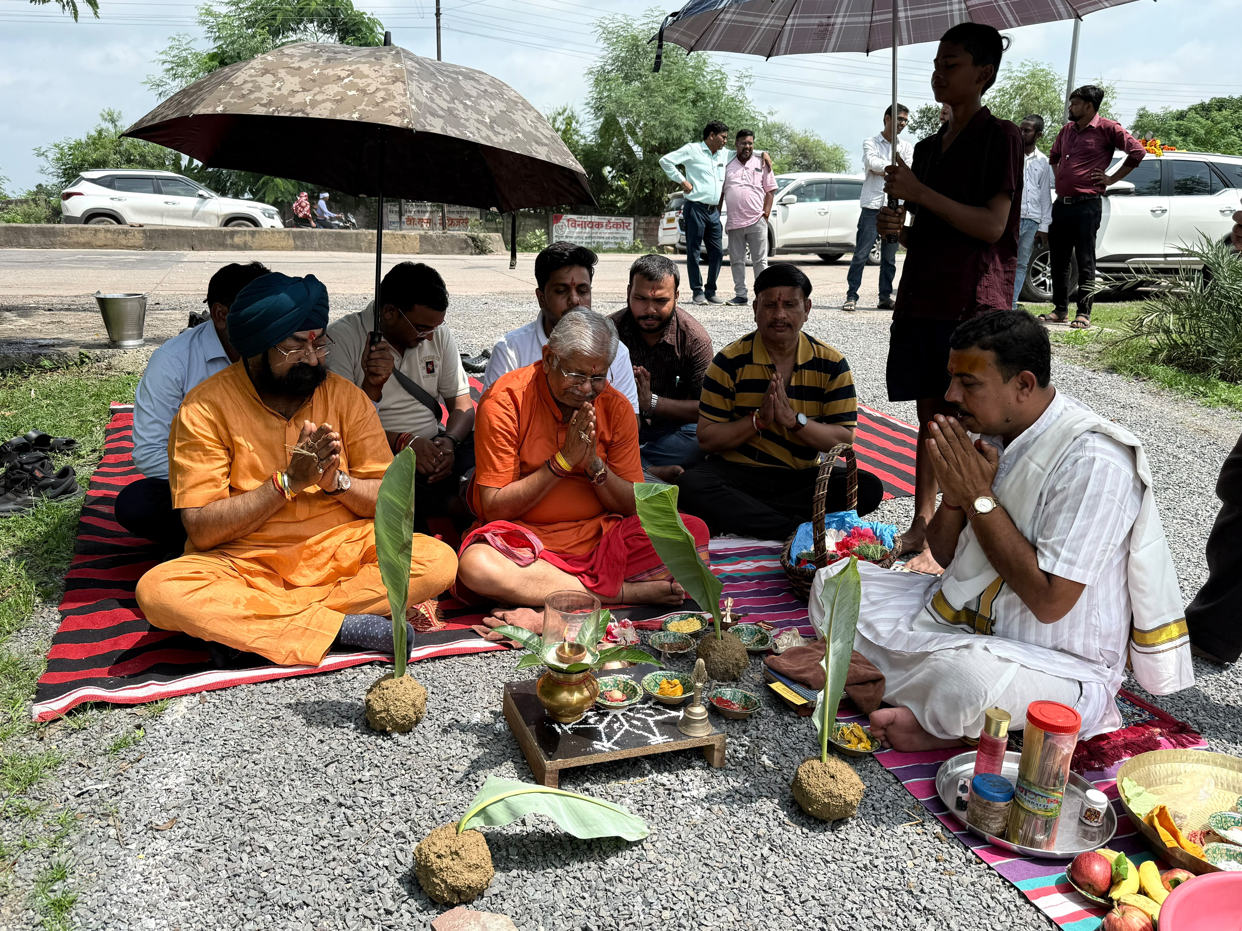 सावन के पावन अवसर पर बाबा बैद्यनाथ धाम और माँ कामाख्या के दर्शन कर लौटे पूर्व विधानसभा अध्यक्ष धरम लाल कौशिक, पूर्व विधायक रजनीश सिंह एवं भूपेंद्र सवन्नी , बिलासपुर स्टेशन पर कार्यकर्ताओं ने किया भव्य स्वागत