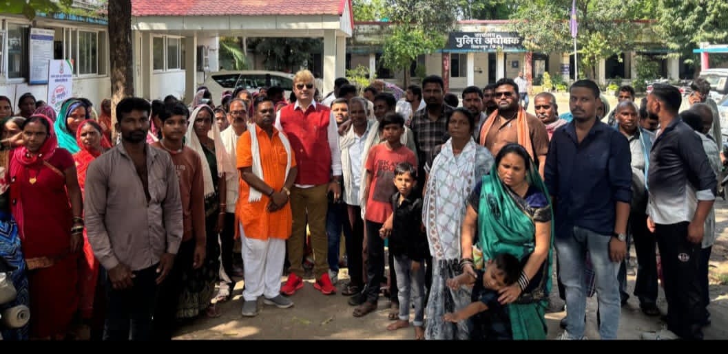 कांग्रेस नेता त्रिलोक श्रीवास सैकड़ो लोगों के साथ निर्दोष व्यक्तियों को न्याय दिलाने एसपी ऑफिस पहुंचे