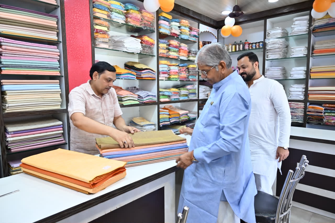 "सत्य और अहिंसा के मार्ग पर चलकर ही बन सकता है स्वच्छ और सशक्त भारत - धरमलाल कौशिक ने गांधी जयंती पर किया नमन"