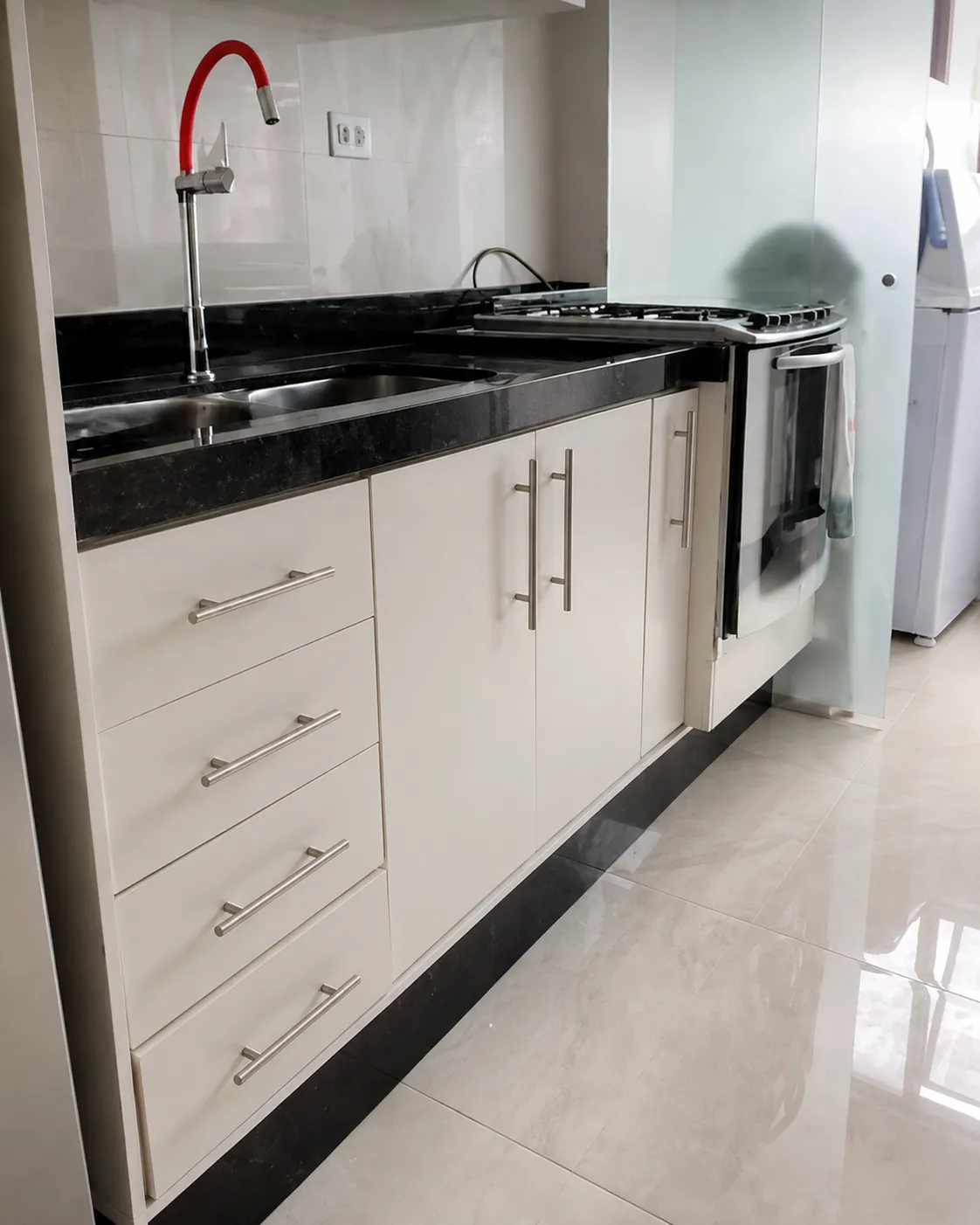 Bancada preta em cozinha compacta