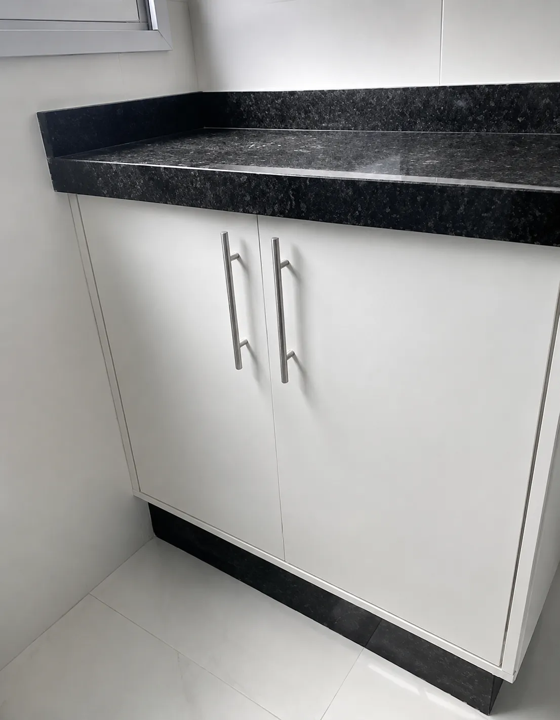 Bancada preta para armários compactos