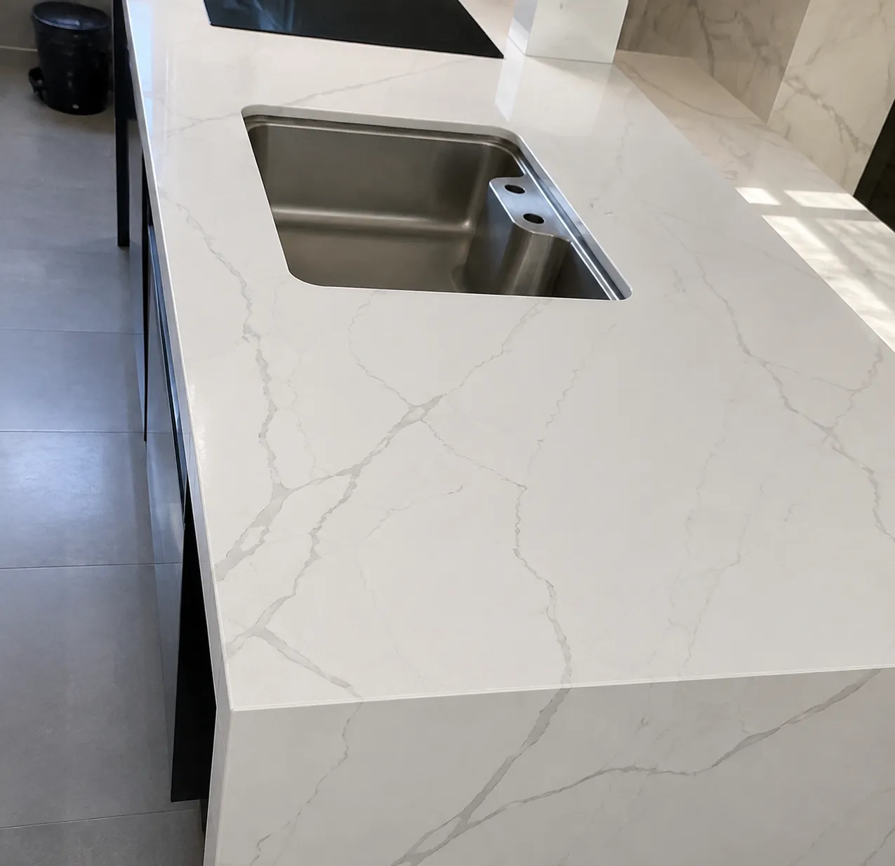 Cozinha neoclássica em pedra premium