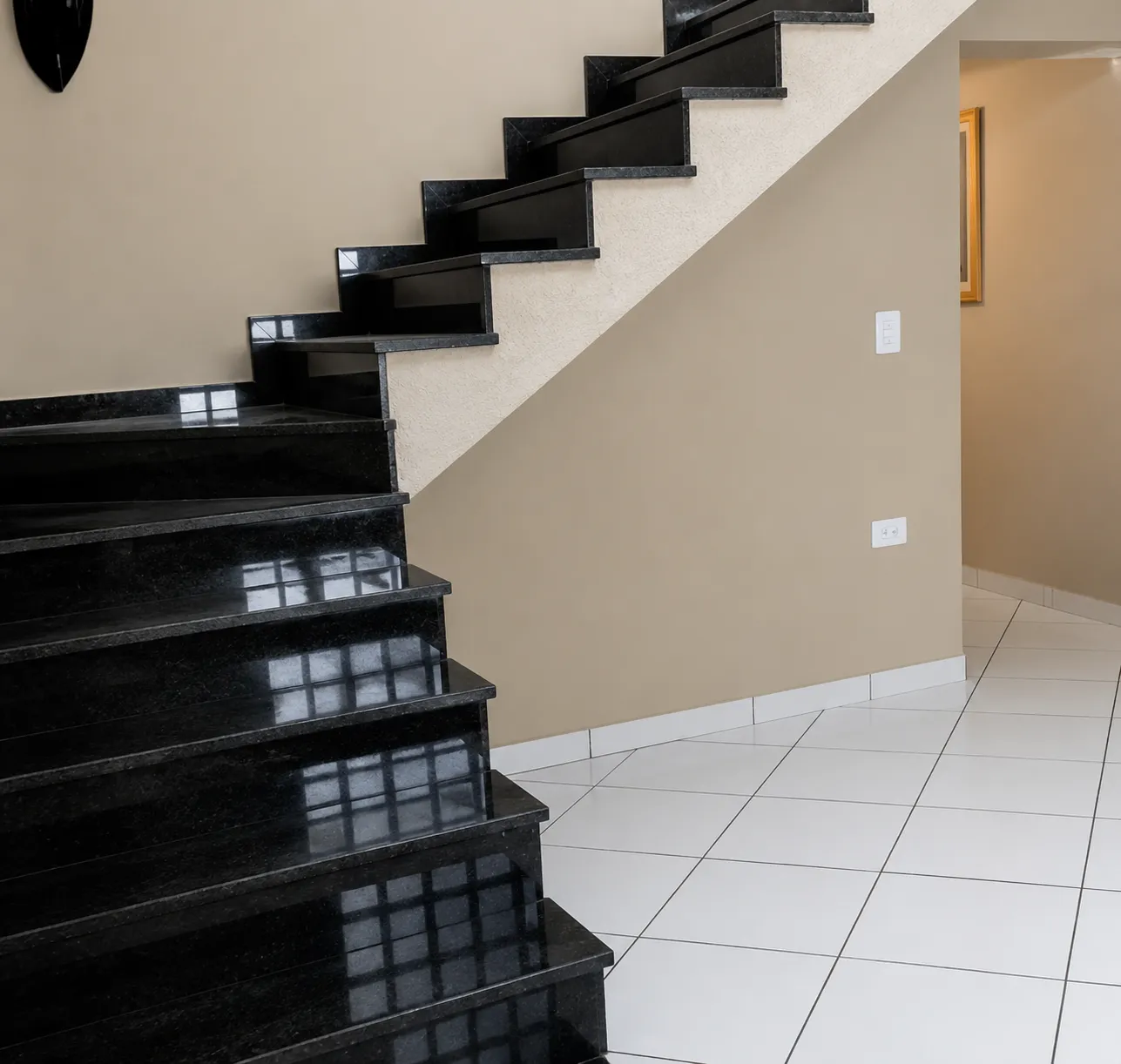 Escada revestida em granito preto