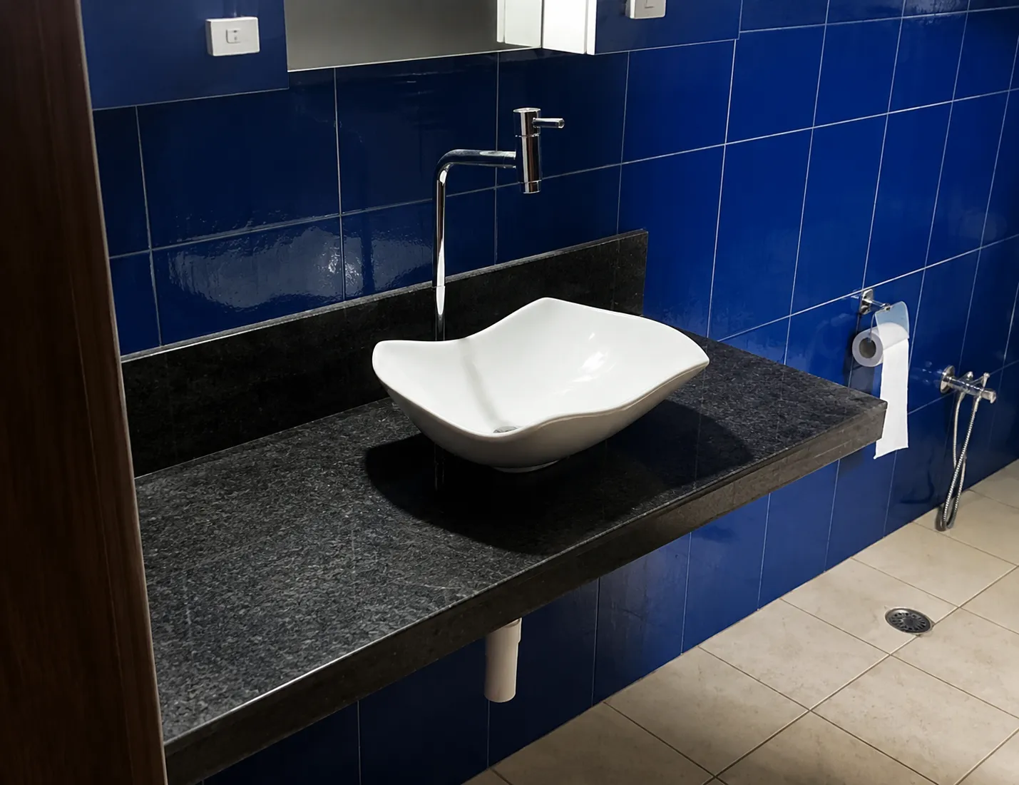 Lavabo com bancada preta
