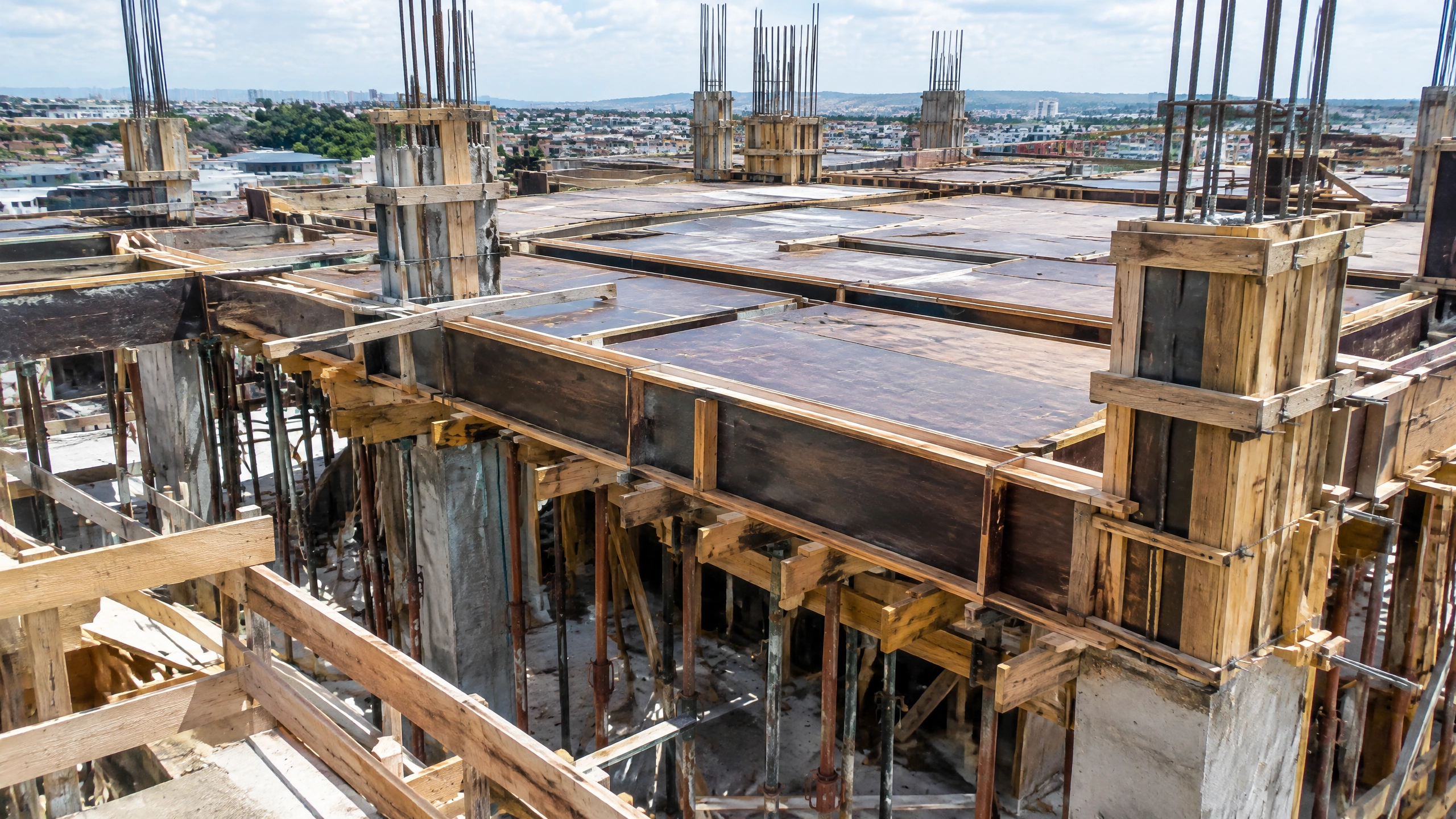 Montagem de formas para estrutura de concreto