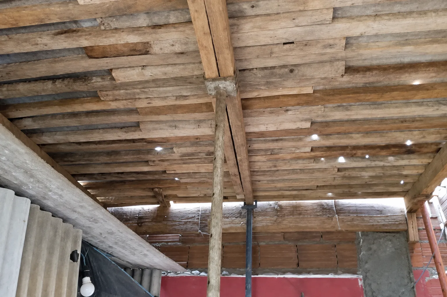 Madeiramento estrutural em etapa de montagem da obra