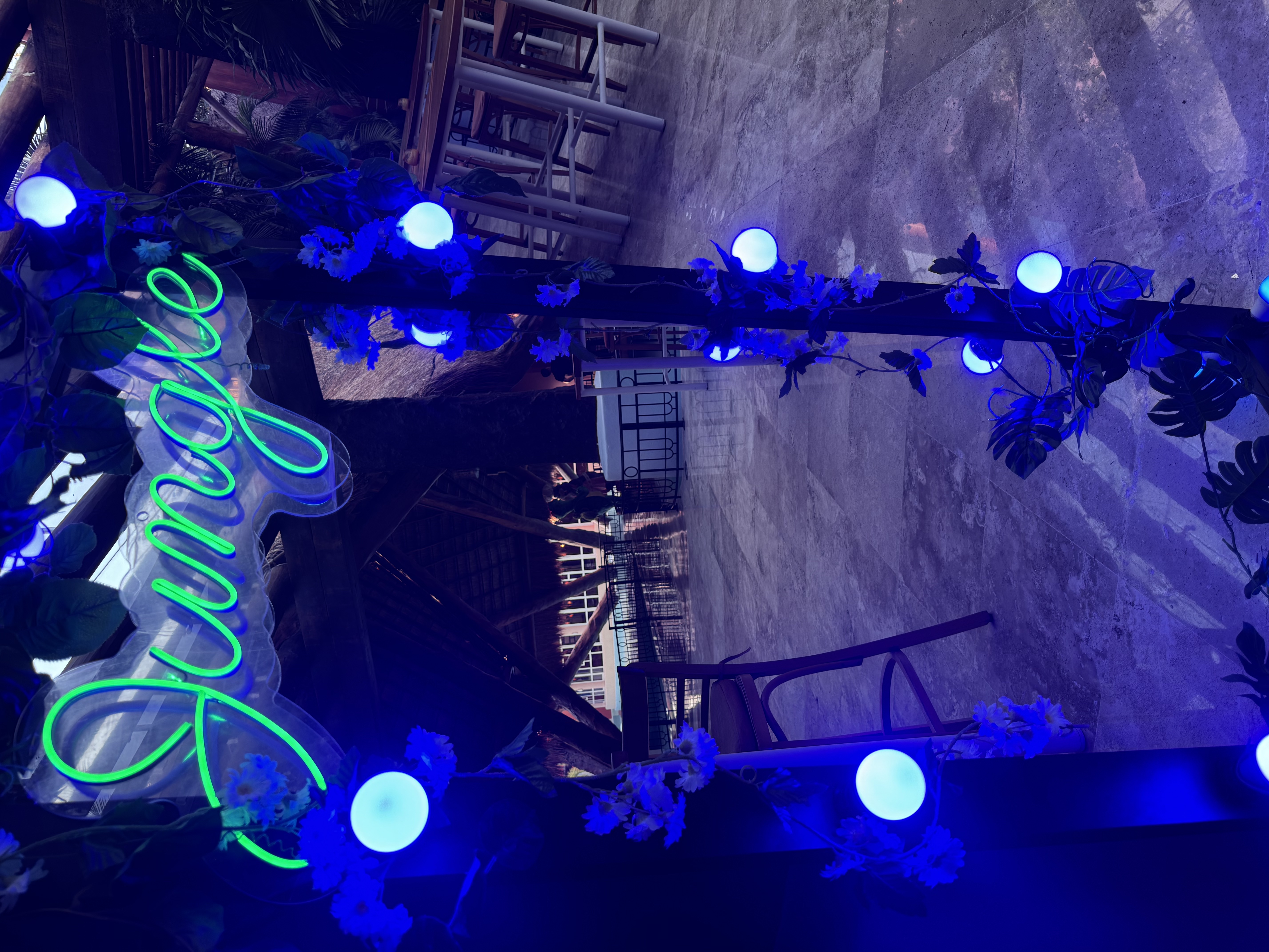 Hora Loca Glow Party
