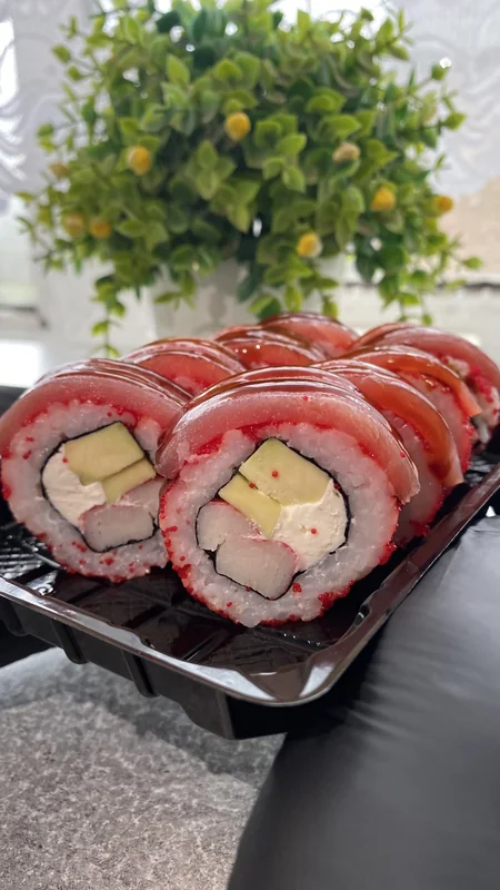 Рол з тунцем та авокадо (8 шт)🍣