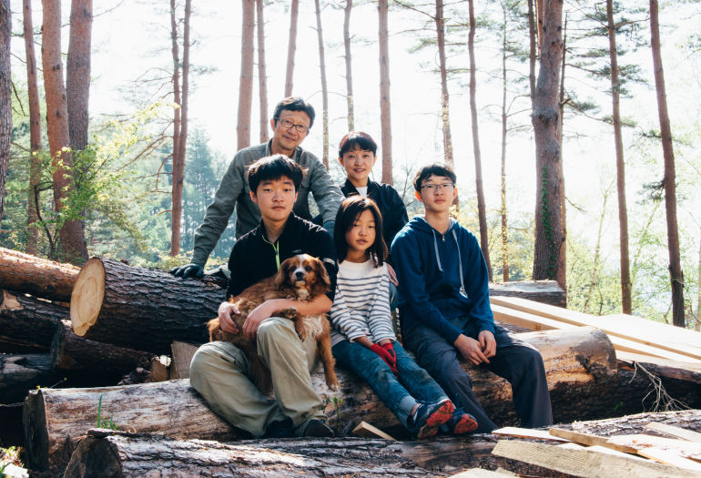 Tak Yoshino with wife and 3 children and dog