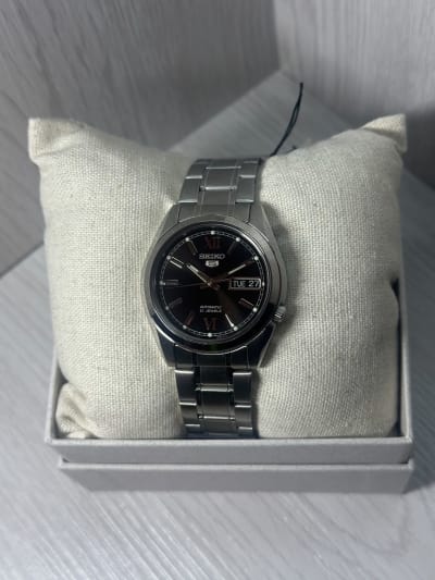 Reloj Seiko 5 Dial Negro Romano, original con garantía