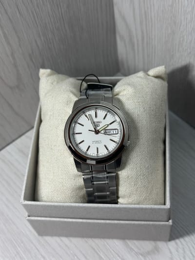Reloj Seiko 5 Dial Blanco, original con garantía