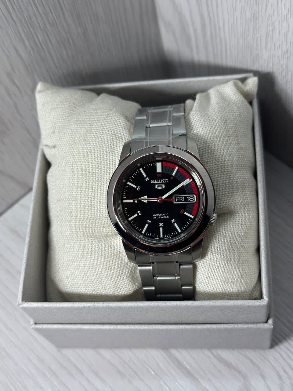 Seiko 5 Dial Negro Y Rojo