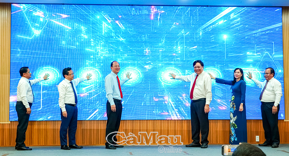 Bí thư Tỉnh uỷ Nguyễn Hồ Hải, Trưởng Ban chỉ đạo về đột phá phát triển khoa học, công nghệ, đổi mới sáng tạo và chuyển đổi số; nguyên Phó Bí thư Thường trực Tỉnh uỷ Nguyễn Đức Hiển; Phó Bí thư Tỉnh uỷ, Chủ tịch UBND tỉnh Phạm Thành Ngại; Các UVBTV Tỉnh uỷ: Phó Chủ tịch thường trực HĐND tỉnh Lê Thị Nhung, Phó Chủ tịch UBND tỉnh Nguyễn Minh Luân, Phó Chủ tịch thường trực Uỷ ban MTTTQ Việt Nam tỉnh Lê Thanh Triều nhấn nút ra mắt Nền tảng Bình dân học vụ số tỉnh Cà Mau vào tháng 6/2025. Ảnh: HỒNG NHUNG