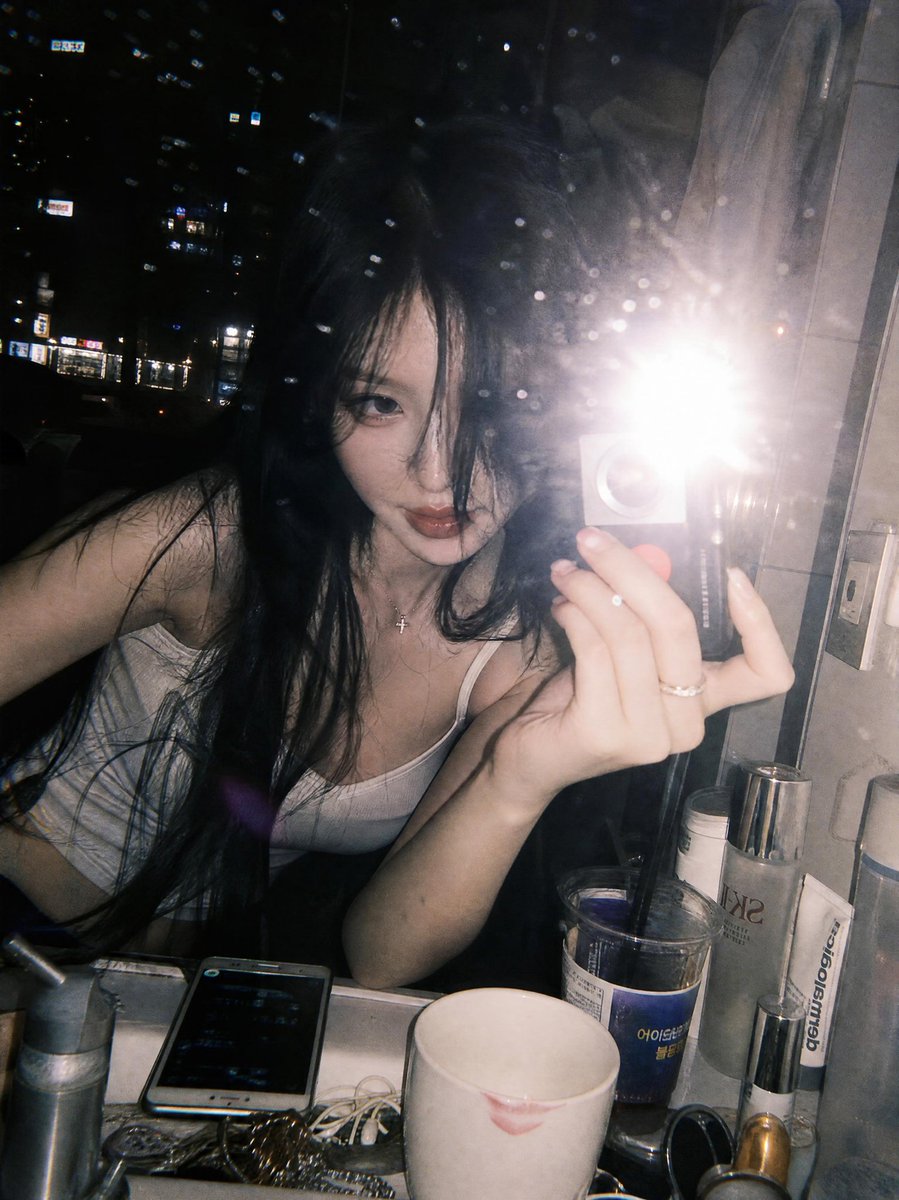 Y2K Flash Mirror Selfie example 2