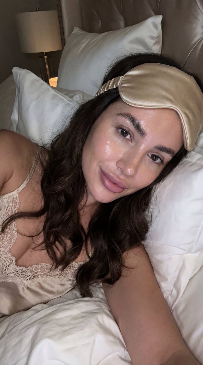Influencer Candid Bedtime Selfie (Clean Girl Aesthetic) AI image template preview