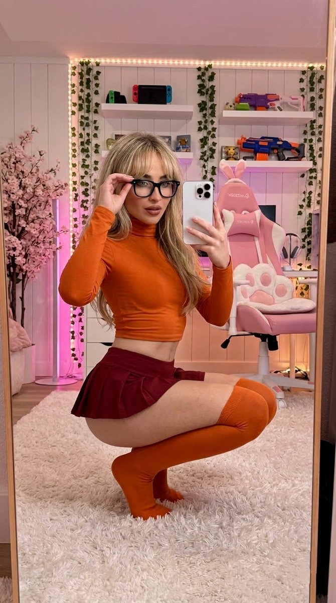 Modern Velma Aesthetic Mirror Selfie AI image template preview