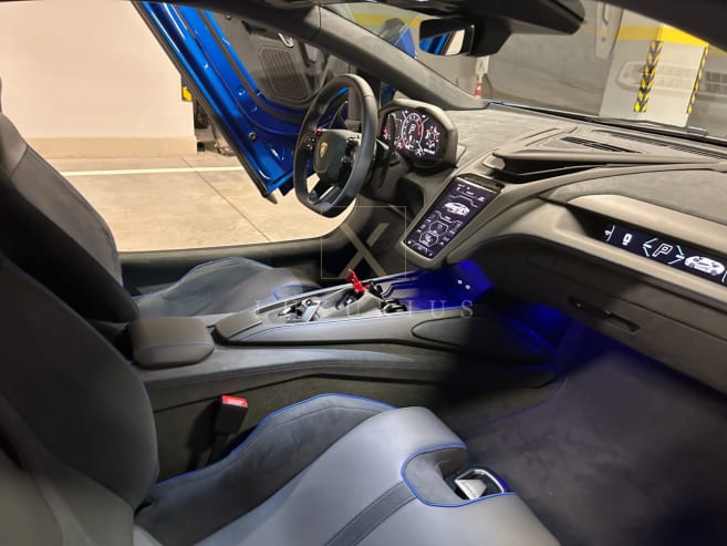 Lamborghini Revuelto