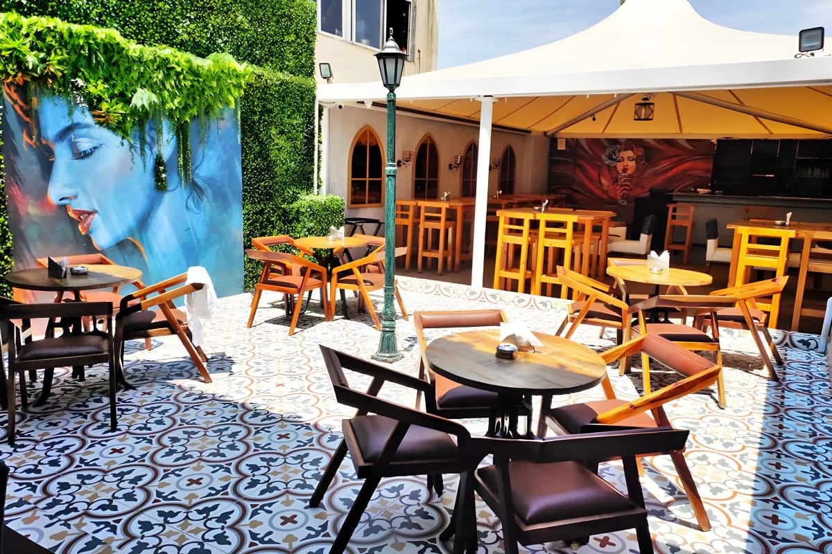Drink & Dine – Rooftop Dining & Live Music Experience