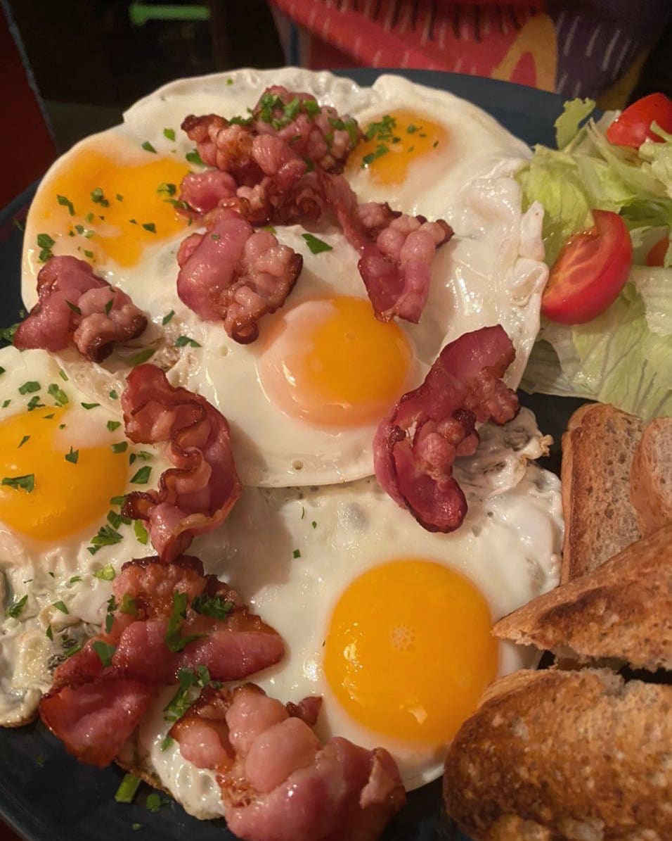 Глазунья с беконом (3 яйца)