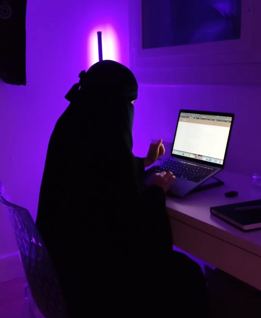 Amandine, bras droit de Zoé, dans son setup de travail