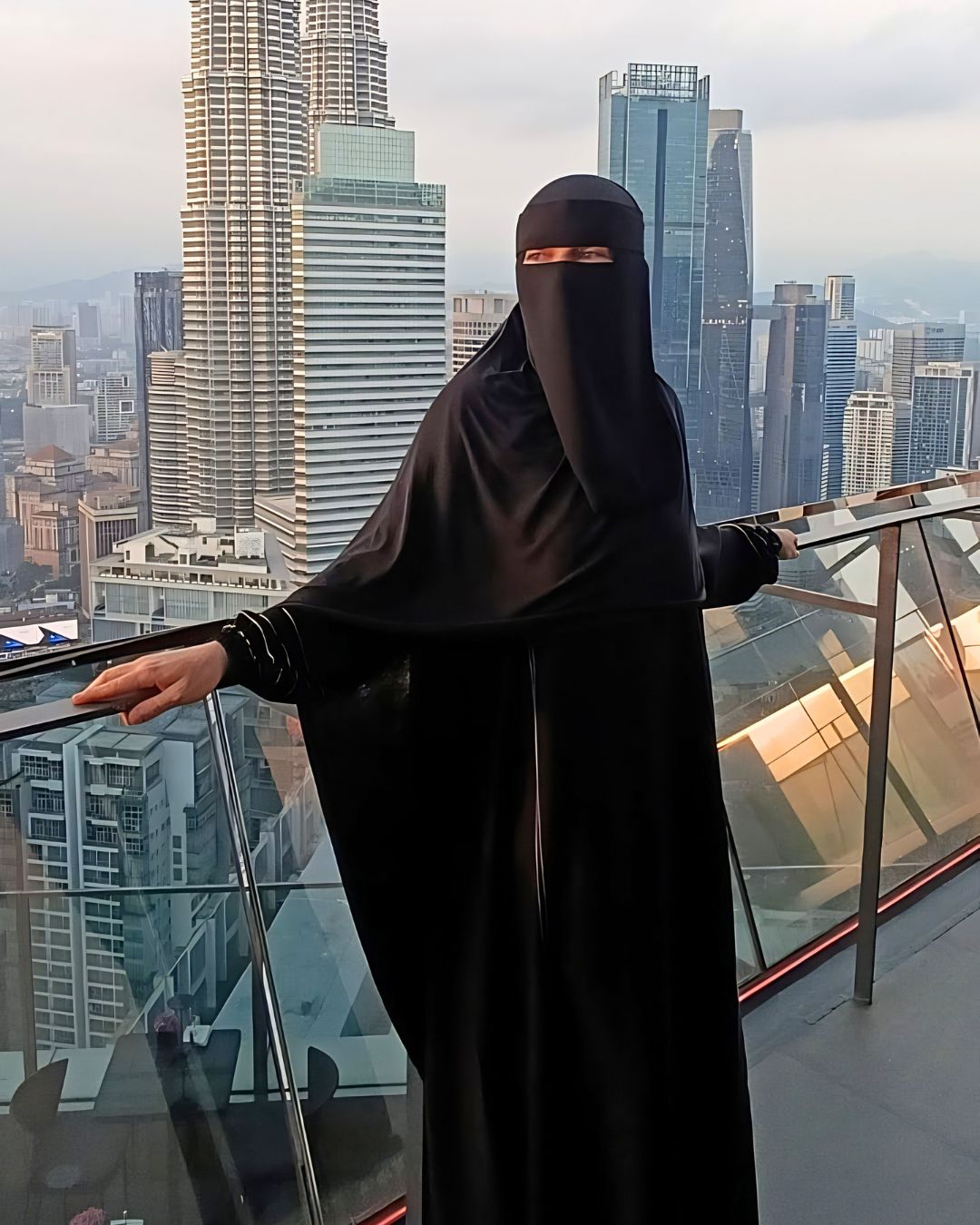 Zoé de Faistonbuiz sur un rooftop urbain