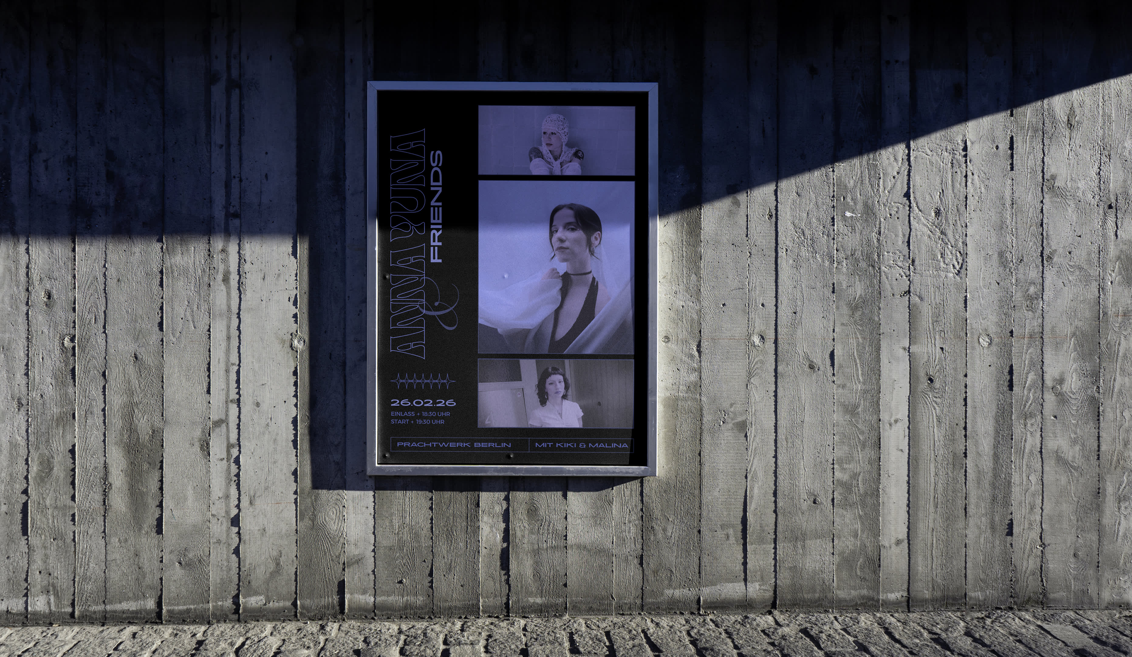 An einer modernen Betonwand in der Öffentlichkeit, welche halb von der Sonne beschienen wird, hängt ein Poster. Auf dem Poster ist ein bevorstehendes Event der Künstlerin ANNA YUNA und zwei Special Acts zu lesen.