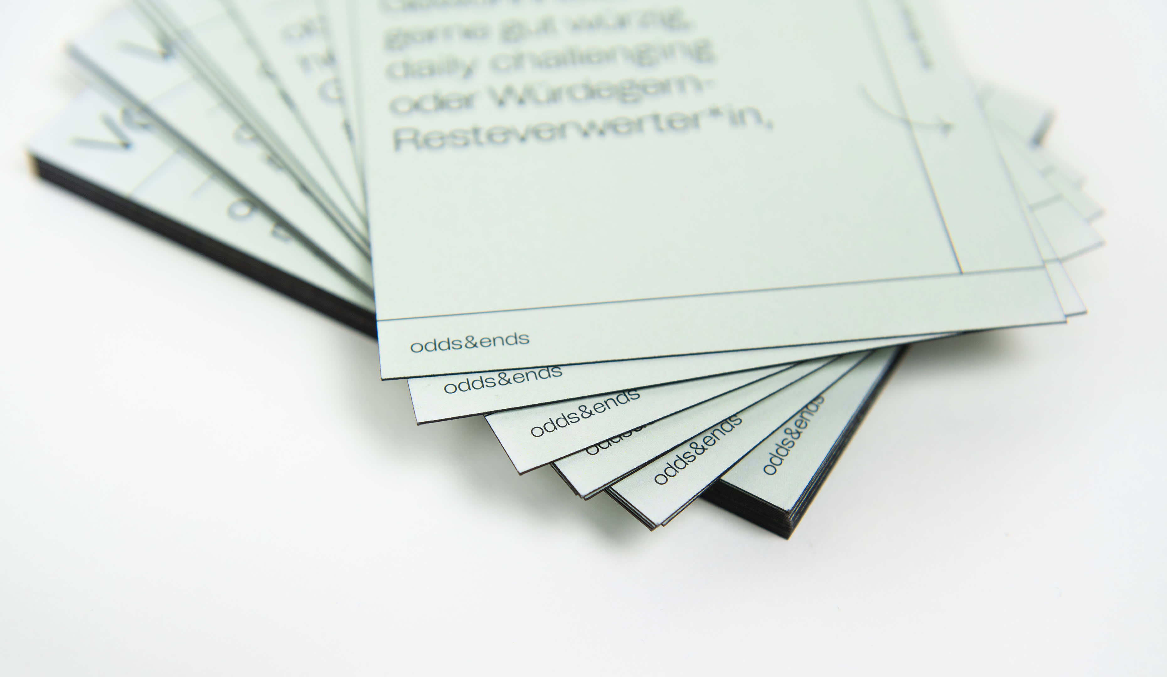 Für die odds & ends Kampagne wurden Postkarten produziert. Sie werden in Supermärkten und an öffentlichen Plätzen ausgelegt und zeigen eine spannende Headline.