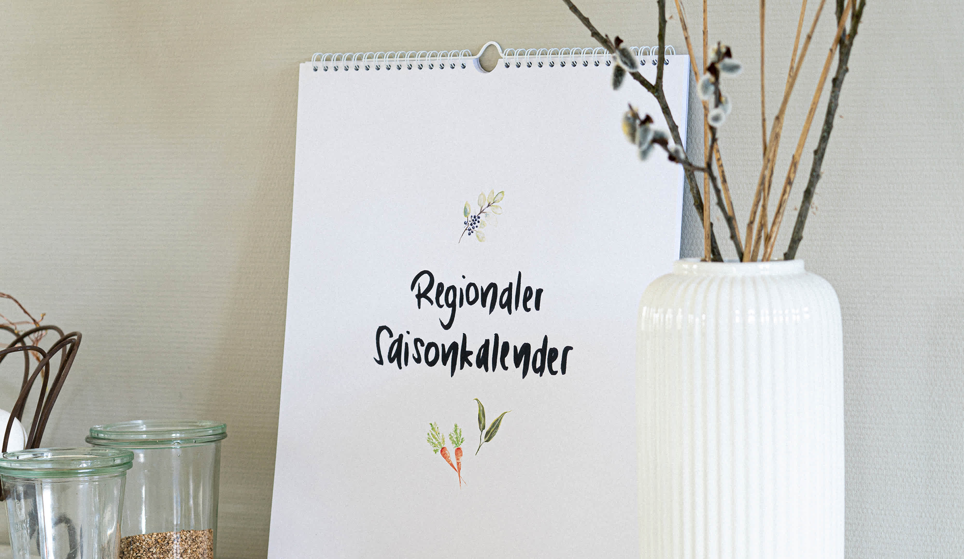 Ein handgezeichneter Saisonkalender mit regionalem Gemüse und Obst von Jana Enderle, welcher auf der Plattform Etsy in DIN A5 und DIN A4 verkauft wird.