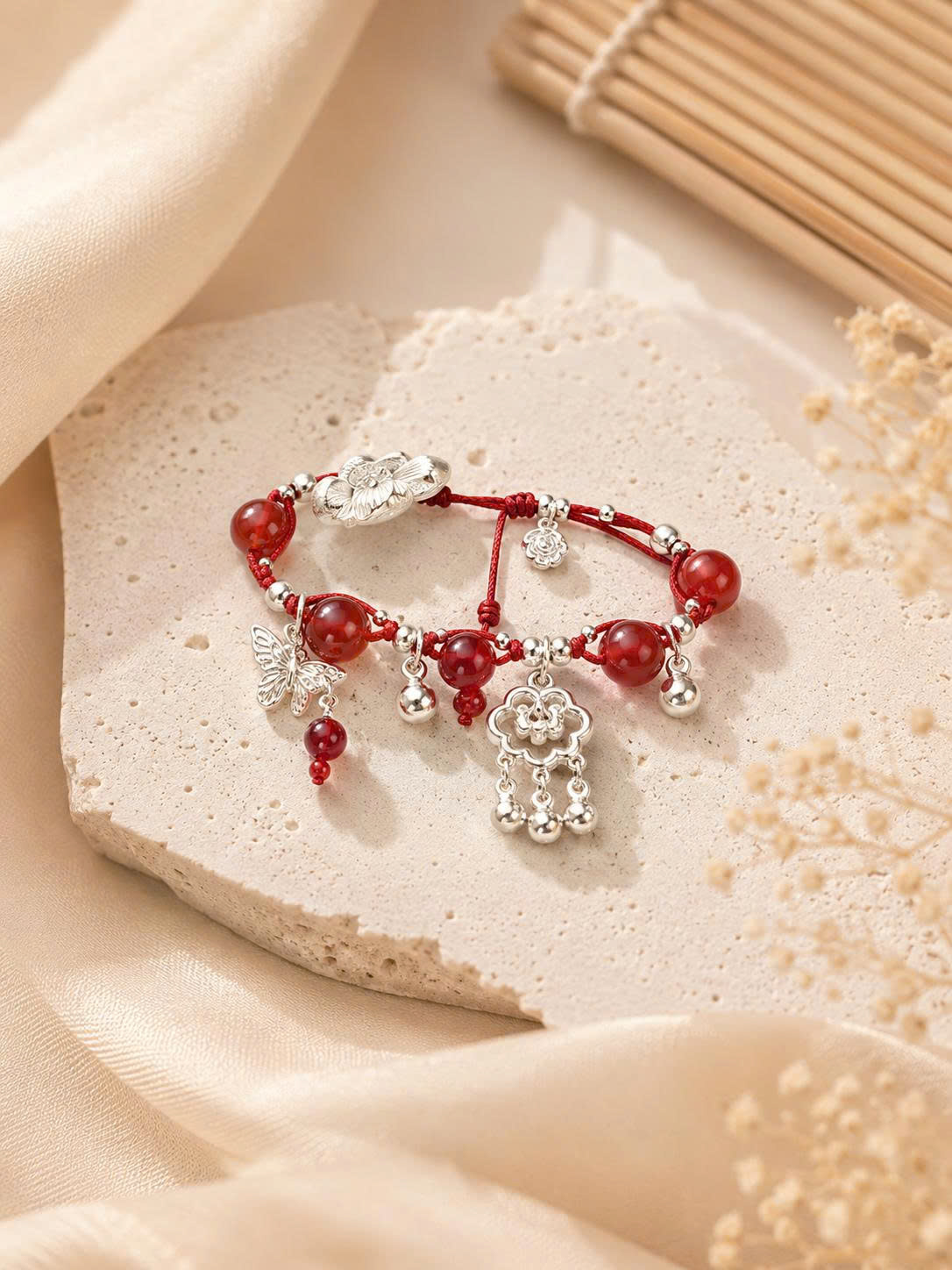 Vòng Tay chỉ đỏ Charm tài lộc