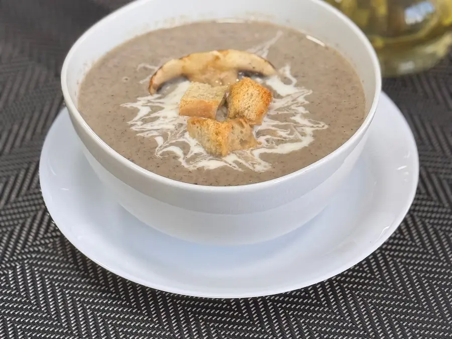 Imagine din meniu cu Crema de ciuperci cu crutoane