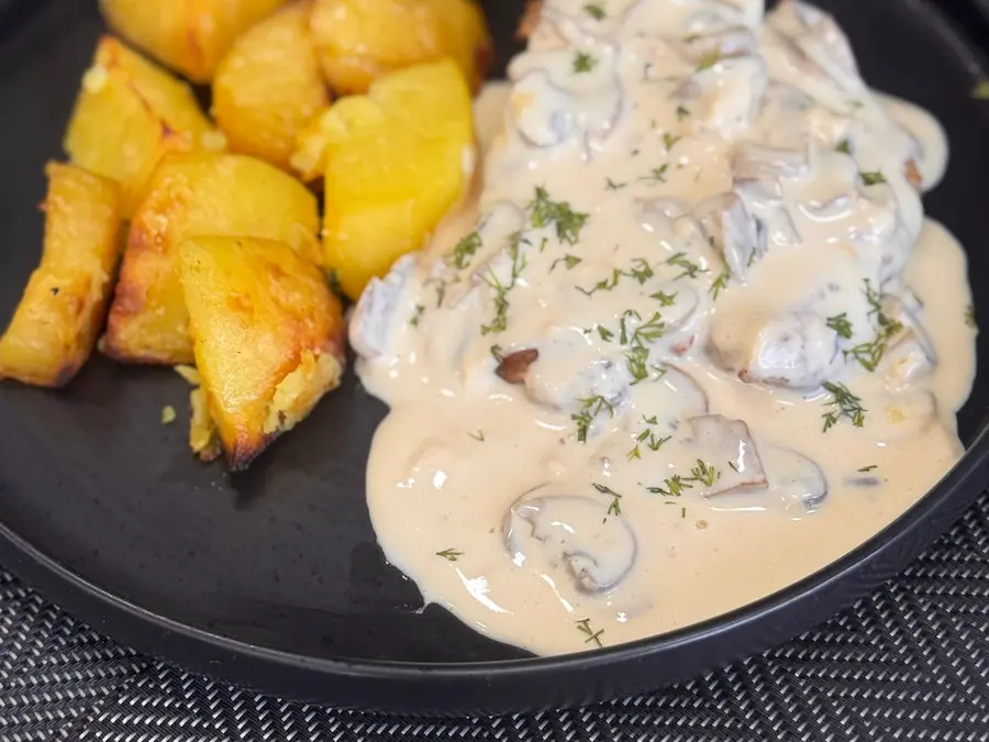 Imagine din meniu cu Pui cu smantana si ciuperci