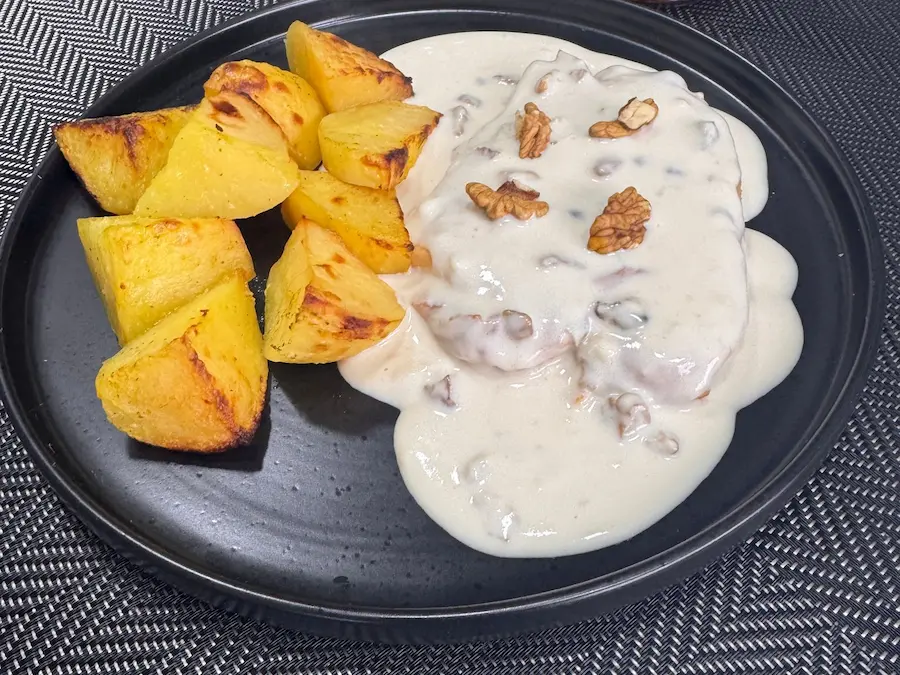 Imagine din meniu cu Pui in sos de gorgonzola