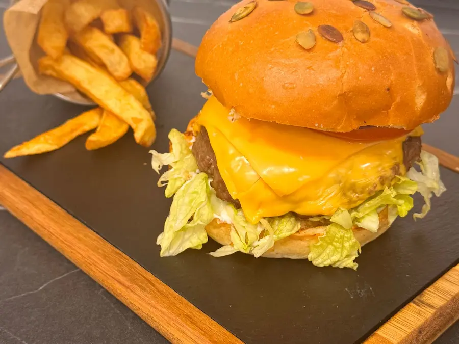 Imagine din meniu cu Chessburger+cartofi prajiti
