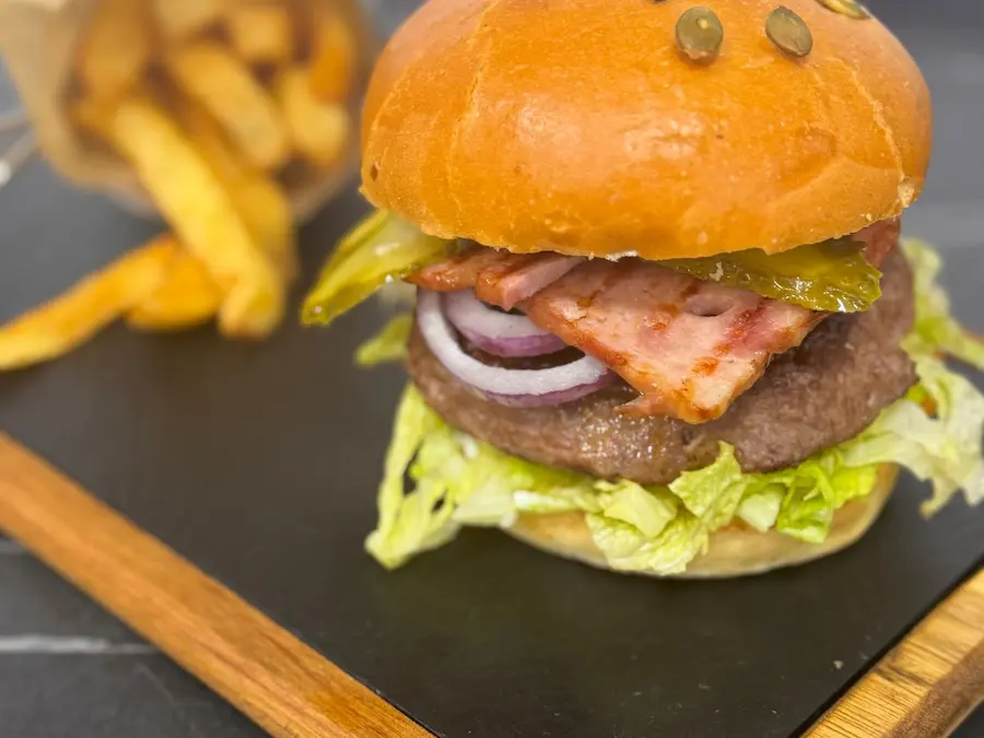 Imagine din meniu cu Burger American+cartofi prajiti