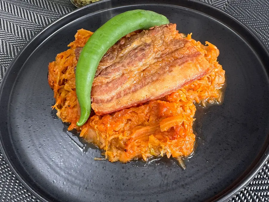 Imagine din meniu cu Varza calita cu piept de porc