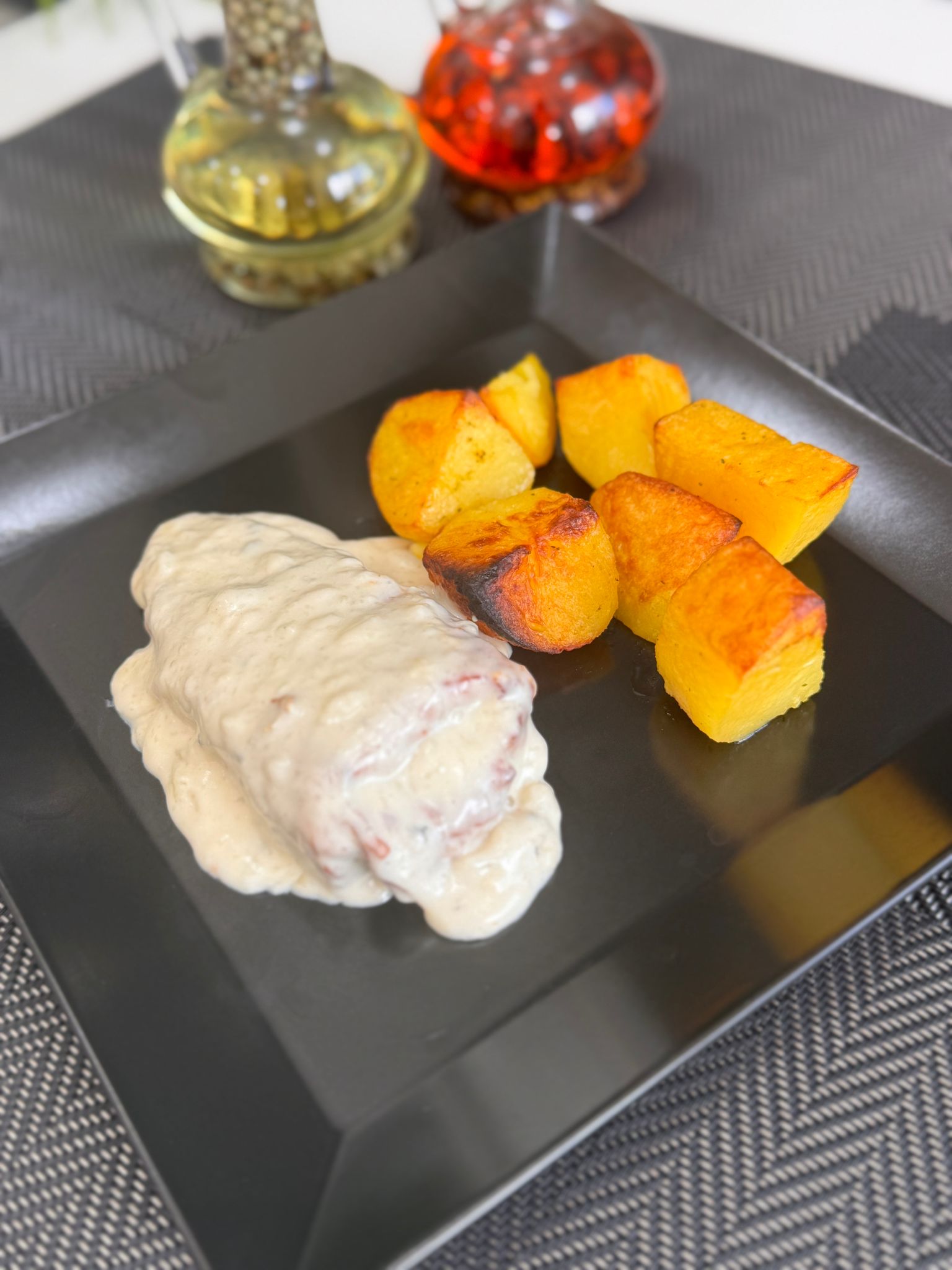 Imagine din meniu cu Muschiulet de porc in sos de gorgonzola