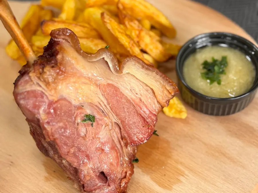 Imagine din meniu cu Ciolan la cuptor cu usturoi