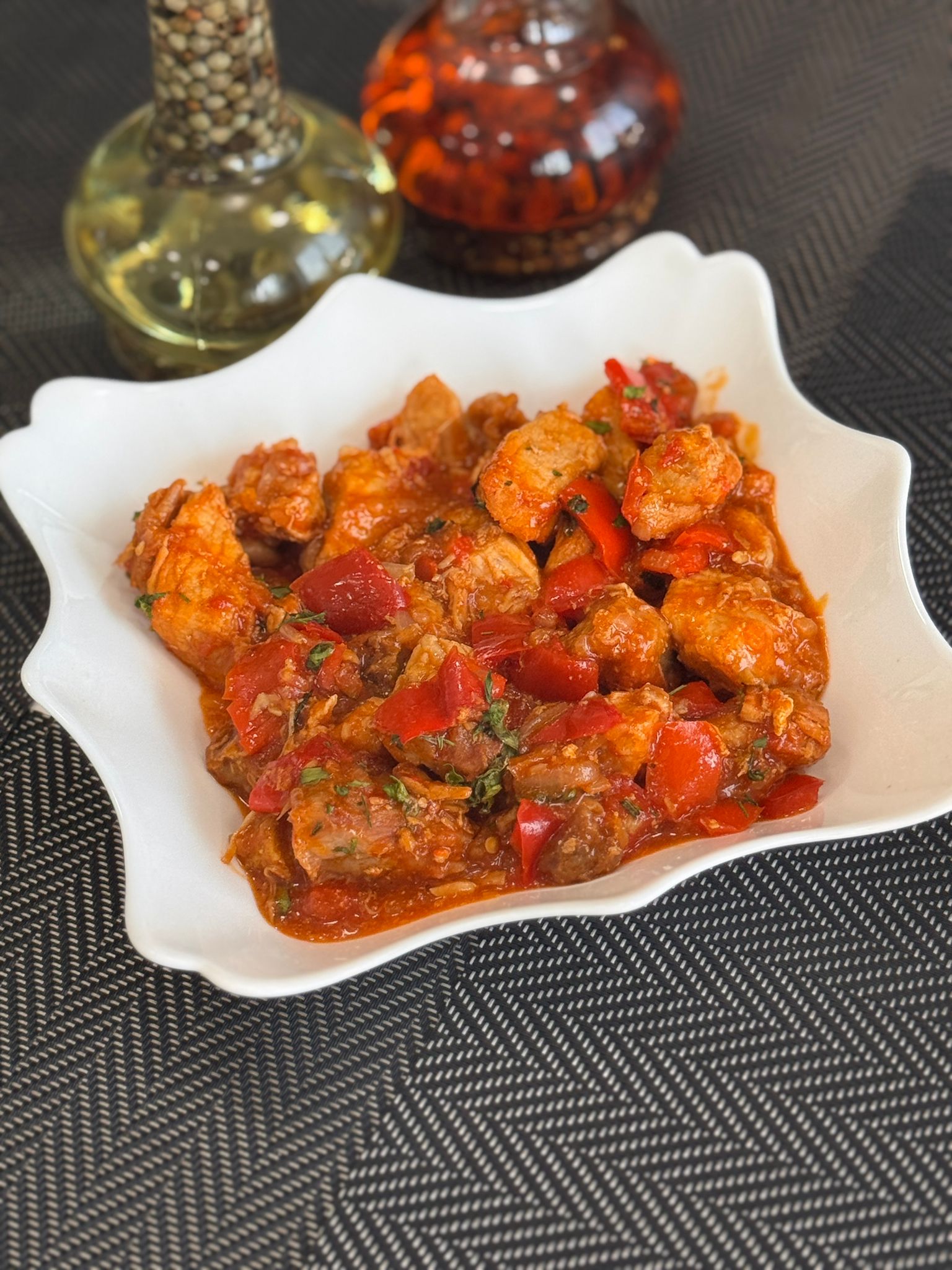 Imagine din meniu cu Ceafa de porc in sos de ardei rsou