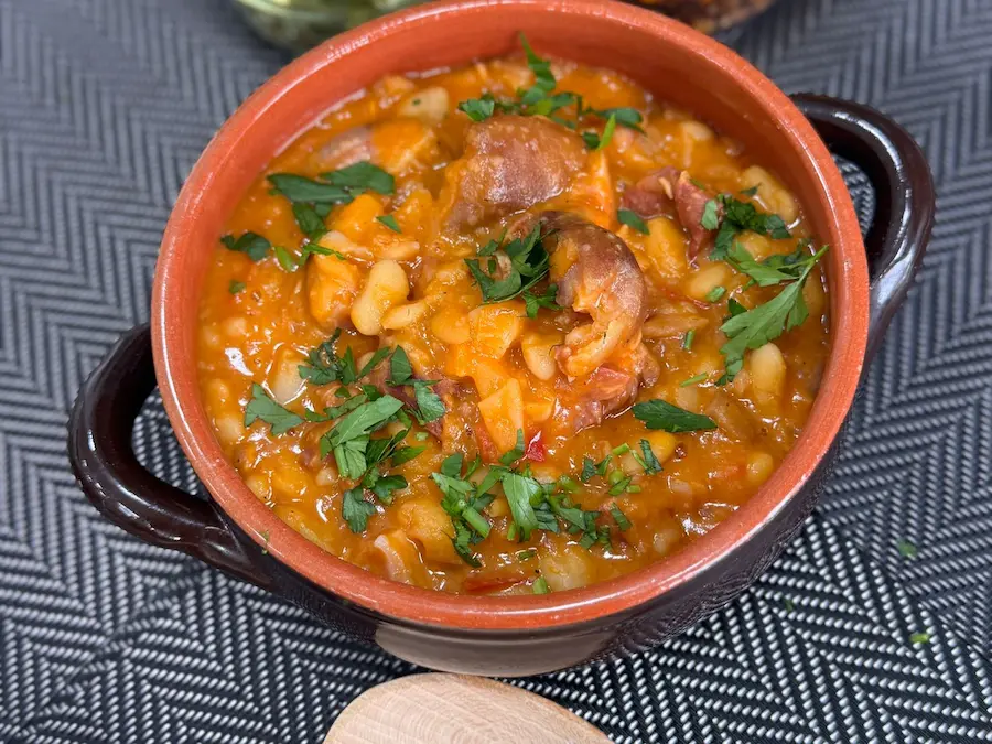 Imagine din meniu cu Iahnie de fasole cu ciolan afumat