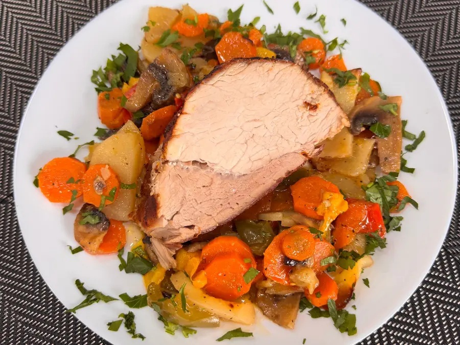 Imagine din meniu cu Cotlet de porc pe pat de legume