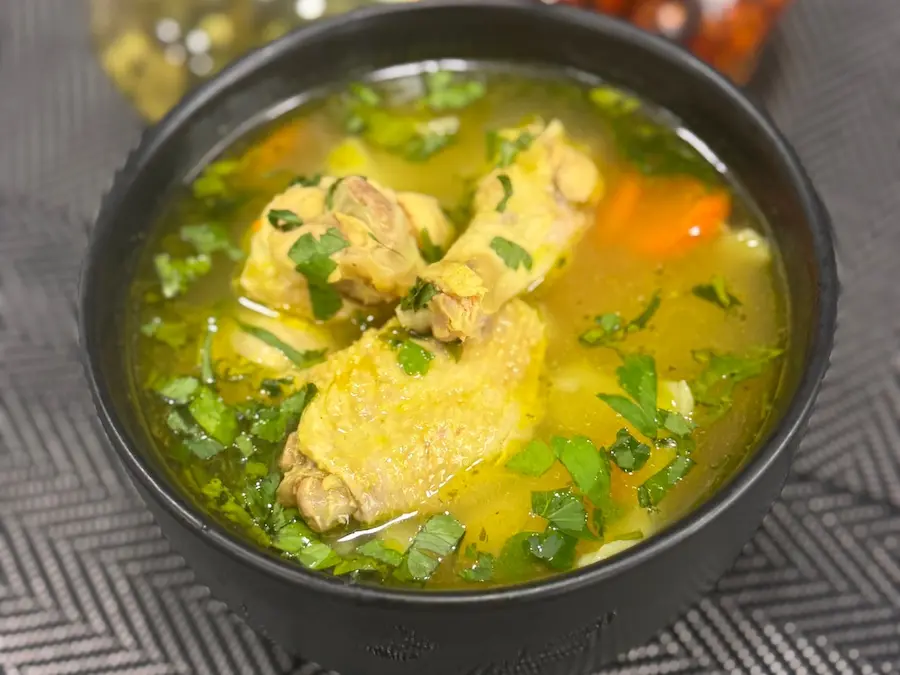 Imagine din meniu cu Supa de pui cu aripioare si taitei de casă