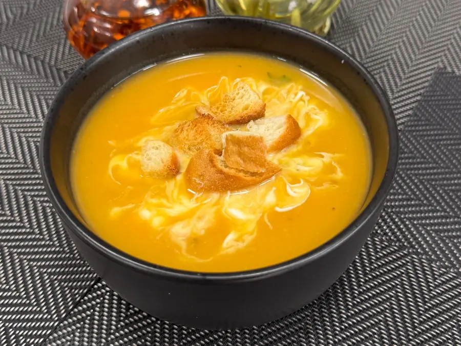 Imagine din meniu cu Crema de legume cu crutoane