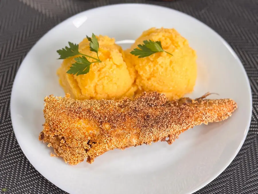 Imagine din meniu cu Merluciu prajit cu malai