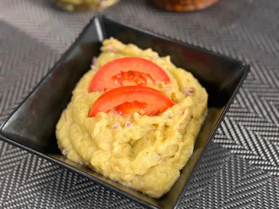 Imagine din meniu cu Salata de vinete cu ceapa rosie