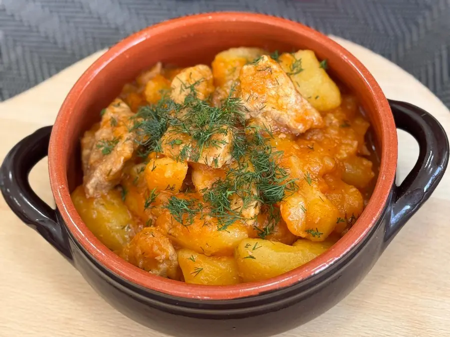 Imagine din meniu cu Tocanita de cartofi cu carne de porc