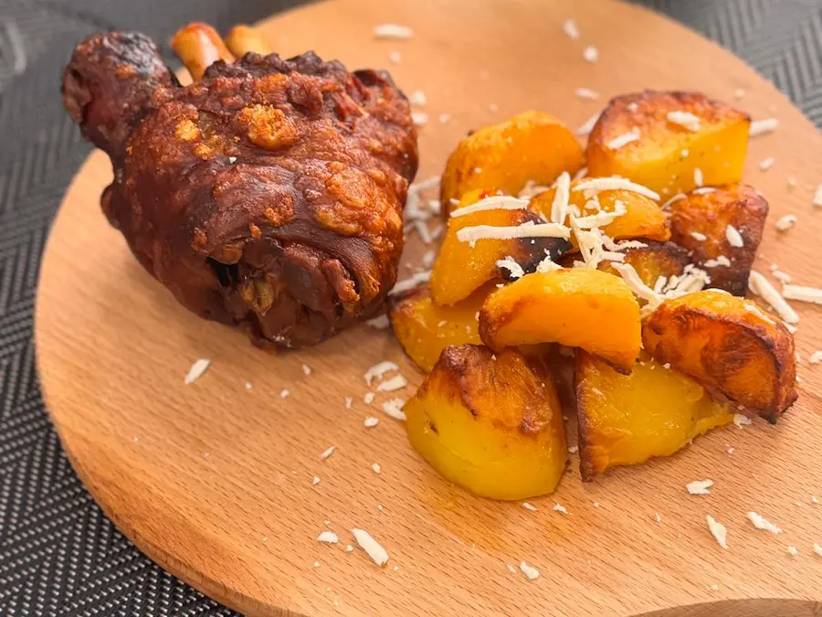 Imagine din meniu cu Ciolan la cuptor