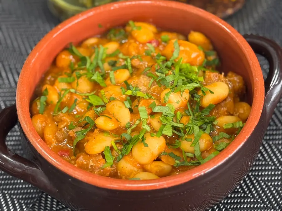 Imagine din meniu cu Iahnie de fasole cu carne de porc