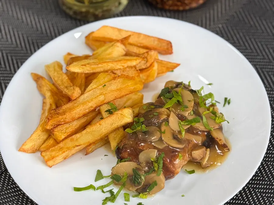 Imagine din meniu cu Muschiulet de porc in sos de ciuperci si vin alb